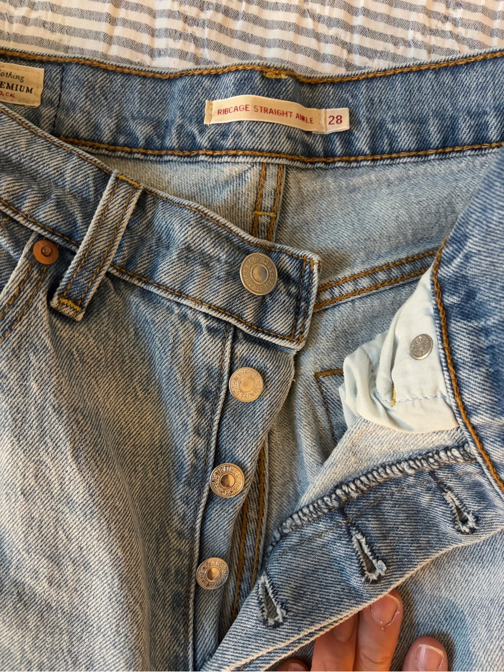 Levi’s Ribcage Straight - 28 - Picture 2 of 5